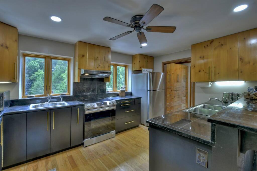 The Chariot - Creek Front With Hottub, Fire Pits, Billiards, Ev Charger - Sandalwood Stays Blue Ridge Exteriör bild